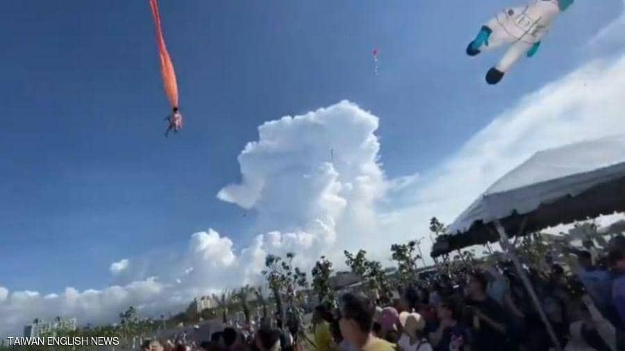 طائرة ورقية ترفع طفلة تايونية 10 أمتار عن الارض - فيديو