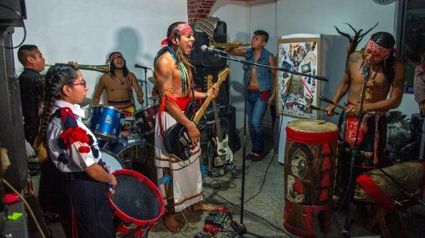 في المكسيك فرقة تمزج بين حماسة البانك ولطافة موسيقى السكان الأصليين