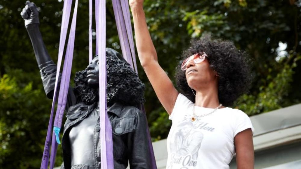 سحب تمثال ناشطة ضد العنصرية في بريطانيا - فيديو