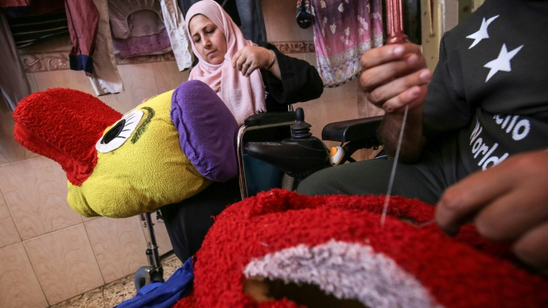 كورونا يؤثر على  دخل زوجين من ذوي الإعاقة في غزة
