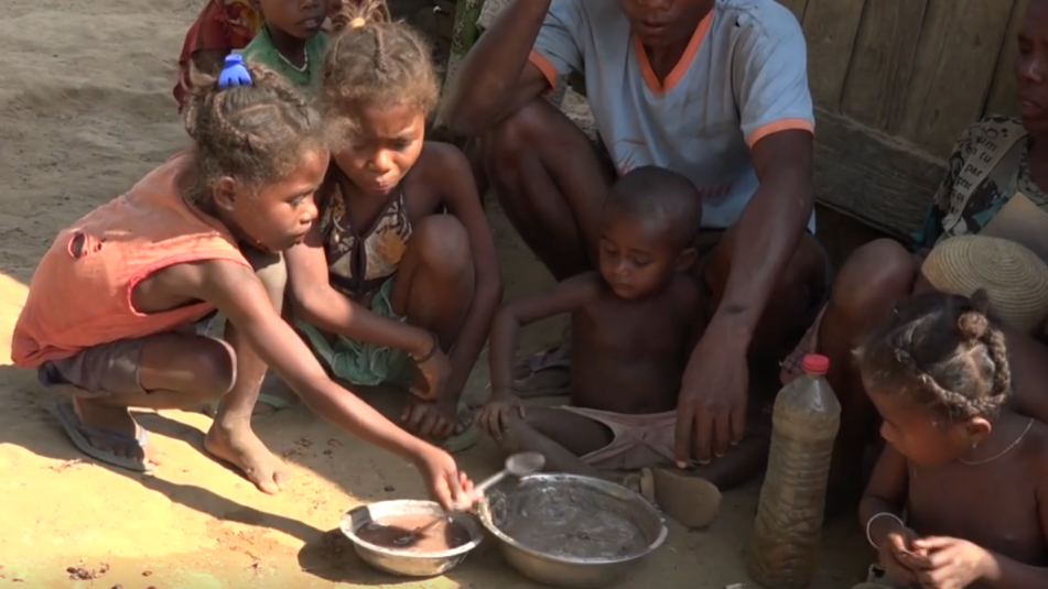 الطين الأبيض قوت فقراء جنوب مدغشقر للتحايل على الجوع