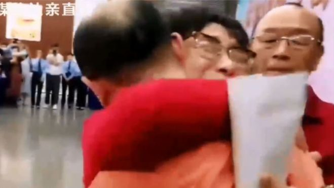شاب صيني يعود إلى أسرته بعد اختطافه 32 عامًا