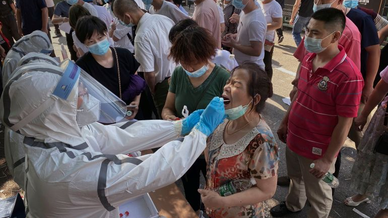 الصين تُدرج اختبارات كورونا في نطاق التأمين الصحي