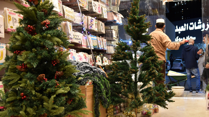 أشجار وزينة عيد الميلاد للبيع في السعودية في مشهد غير مألوف