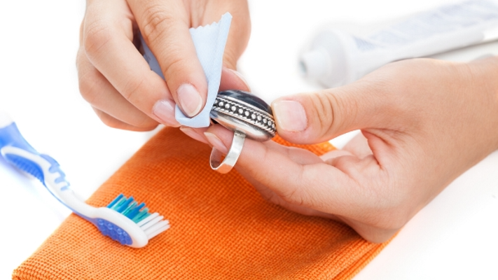 10 طرق لتلميع الفضة في المنزل