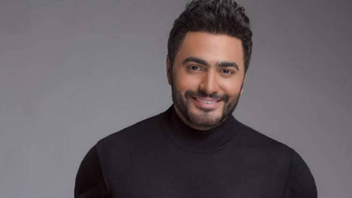 تامر حسني يقبل يد معجب من ذوي الهمم في حفله الأخير ويلفت الأنظار - فيديو