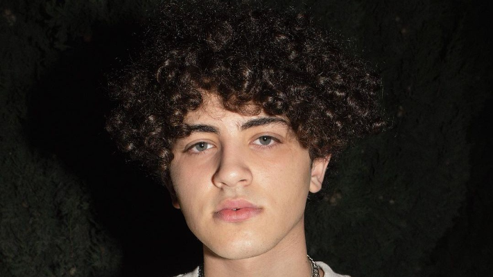 صاحب أغنية "حطي راسك ع مخدة" يحي حفله الأول في الأردن - فيديو