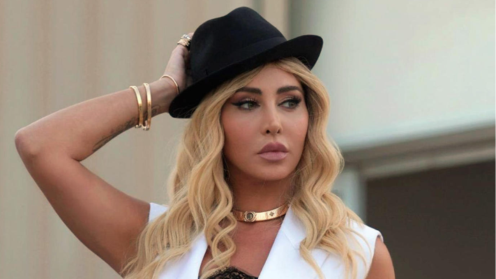 والدة جويل مردينيان تخطف الأنظار بجمالها - صور