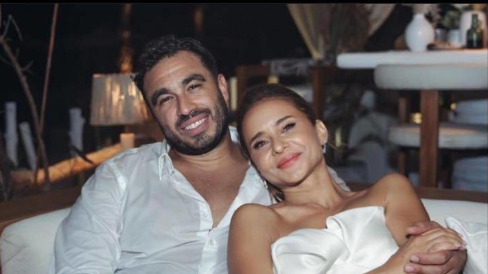 زوج نيللي كريم يسخر من هاني شاكر... "هيمنع الناس تغني في الحمام" - صورة