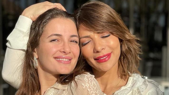 أبناء أصالة يشاركوها الغناء على المسرح في حفلها الاخير