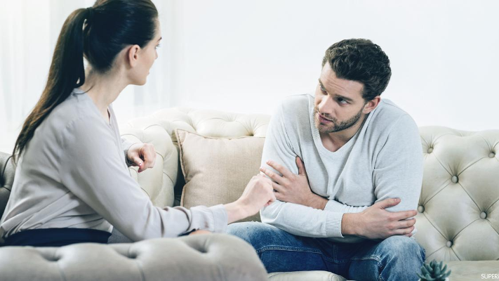 ما هي الطرق الصحيحة للتعامل مع الرجل الذي لا يثق بالآخرين؟