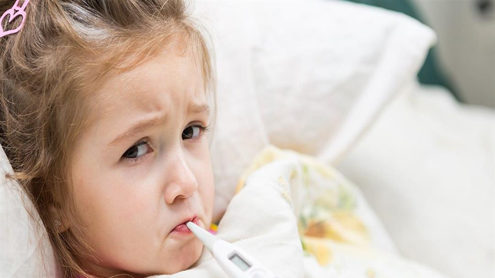 طرق منزلية لعلاج ارتفاع درجة حرارة الأطفال