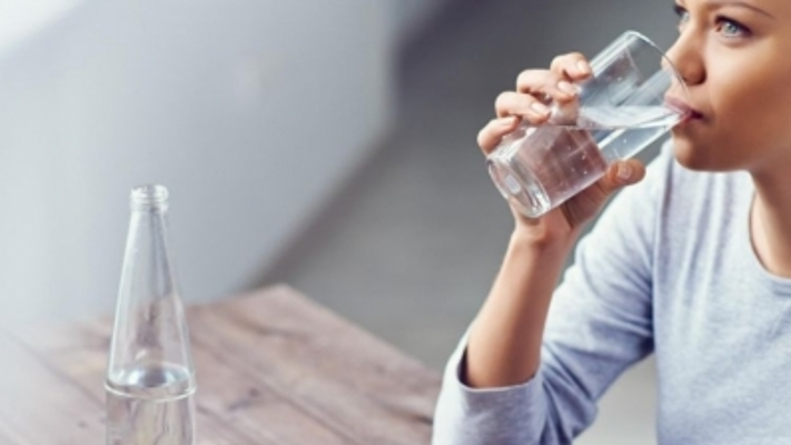 كيف نشرب الماء بالشكل الصحيح والصحي؟