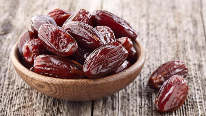 ما الوقت المناسب لـ تناول التمر خلال اليوم؟