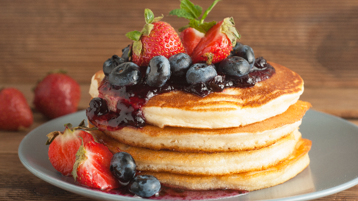 كيف نجعل الـ "بان كيك" وجبة إفطار صحية؟ - فيديو