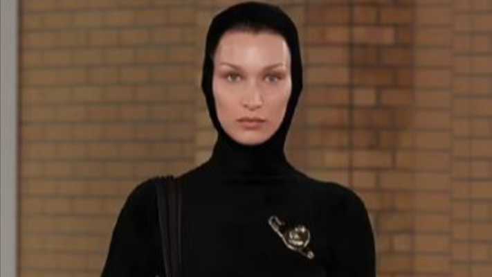 بيلا حديد تلفت الأنظار بالحجاب في أسبوع الموضة