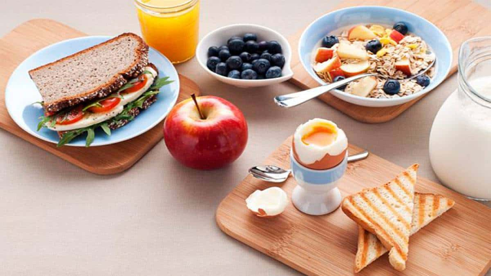 ما الوقت المناسب لـ تناول وجبة الفطور بعد الإستيقاظ؟