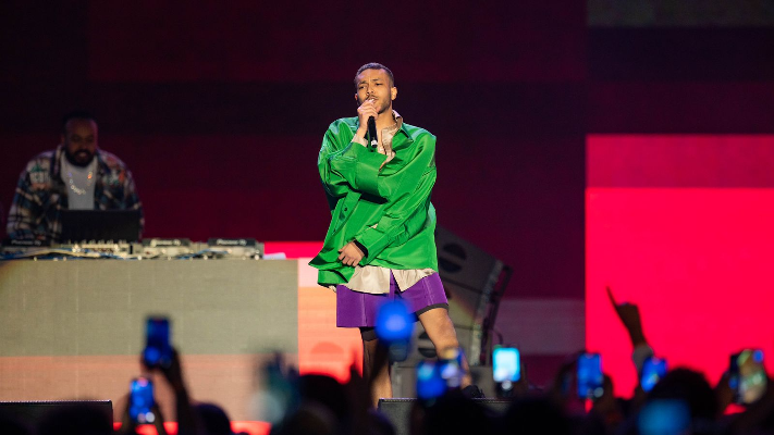 ويجز يثير الجدل بـ مظهره في حفلته الأخيرة - صور