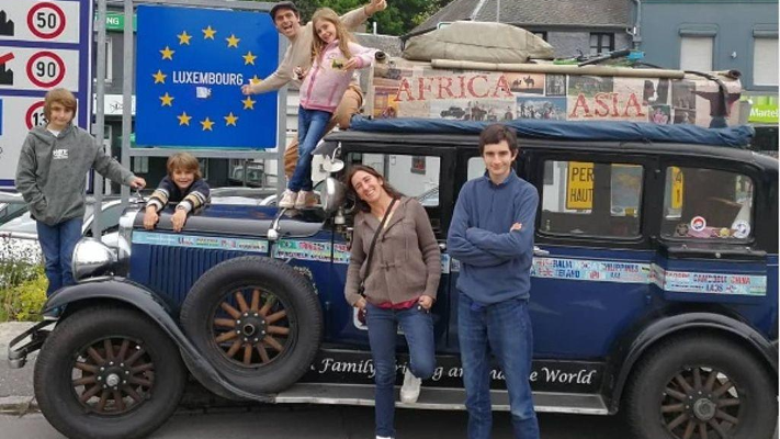 عائلة تلف العالم برحلة استمرت 22 عام - صور