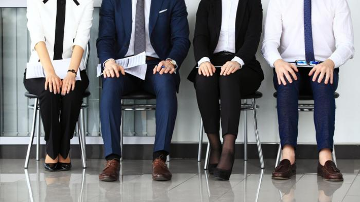 تجنبوا ارتداء اللون الأحمر والأحذية الرياضية في مقابلات العمل - فيديو