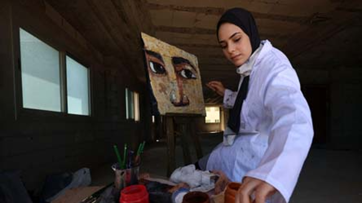 زينب القولق فتاة خرجت من تحت أنقاض الموت في غزة لتوثق مأساة عائلتها بريشة