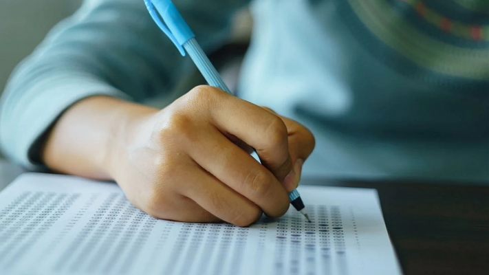 امرأة موريتانية تتوجه لقاعة الامتحانات بعد ولادتها مباشرة