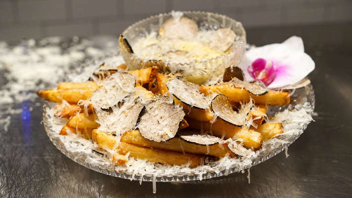 أغلى صحن بطاطا مقلية مخلوطة بالذهب تتصدر الترند