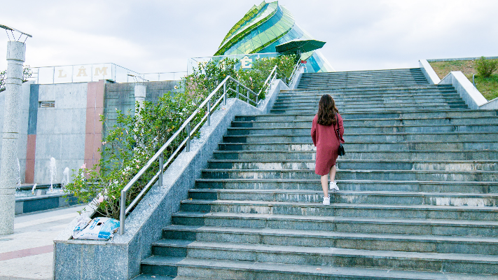 فوائد تدفعك لصعود الدرج بدلا من المصعد