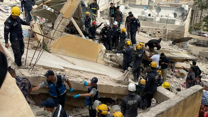 "الدفاع المدني: "لن نغادر موقع انهيار اللويبدة إلا بعد إجلاء آخر شخص