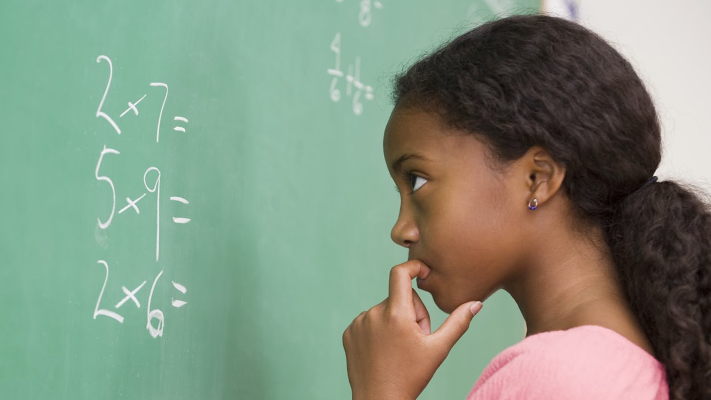 التأخر الدراسي لدى الطفل .. كيف يجب التعامل معه؟ - فيديو