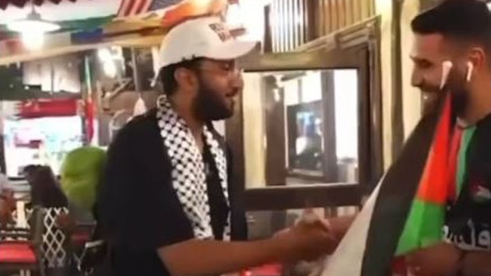 يوتيوبر سعودي يوزع أعلام وأوشحة فلسطين على جماهير كأس العالم بدلا من بيعها - فيديو