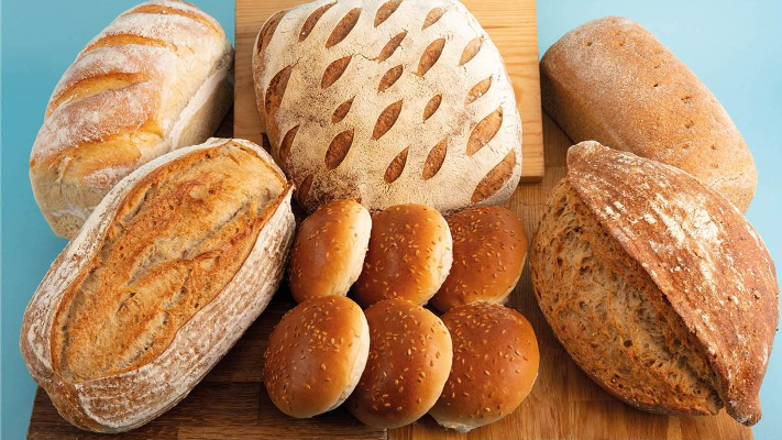 ما السعرات الحرارية الموجودة في أنواع الخبز المختلفة؟