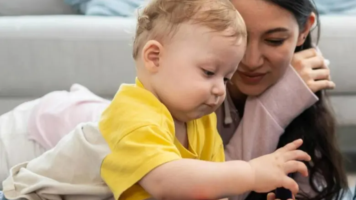 لماذا ينادي الأطفال جميع السيدات بـ "ماما"؟