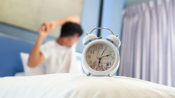 دراسة جديدة تكشف أن الاستيقاظ مُبكرًا يُحسن المزاج .. ما الحقيقة؟