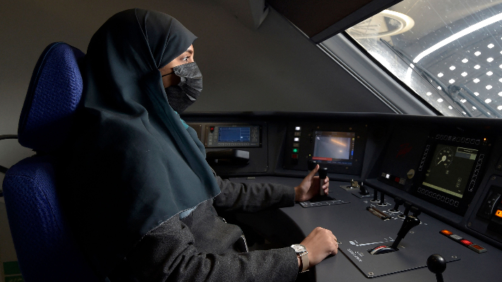 نساء سعوديات يَقُدن قطارات لنقل الحُجاج بين مكة والمدينة - صور