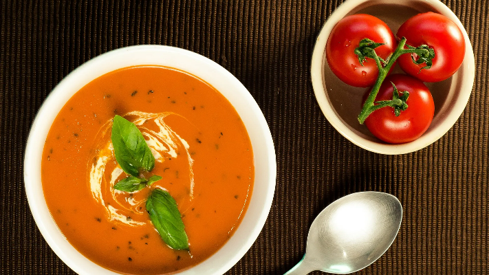 شوربة البندورة المشوية على طريقة الشيف روان العلي - فيديو