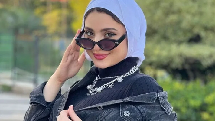 البلوغر المصرية سارة محمد تفقد بصرها بحادث كبير .. و والدها يُهاجم خطيبها