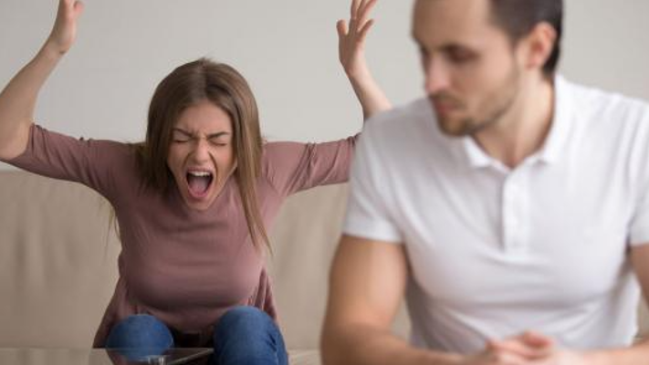 المرأة النكدية: صفاتها وكيف يمكن التعامل معها