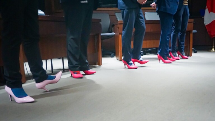 سياسيون كنديون يرتدون أحذية وردية بكعبٍ عالٍ تضامنًا مع النساء