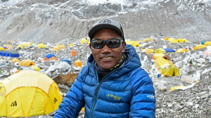 حقق رقمًا قياسيًّا .. رجُل من "نيبال" يتسلق قمة إيفرست 27 مرة!