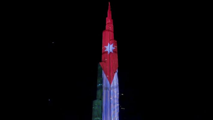 برج خليفة يضيء بالعلم الأردني احتفالًا بعيد استقلال الأردن - فيديو
