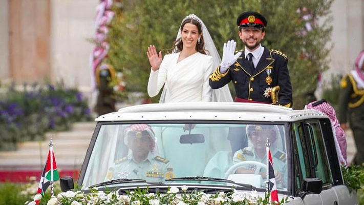 ولي العهد "العريس" يرتدي بدلة مُستوحاة من بدلة جلالة الملك في حفل زفافه