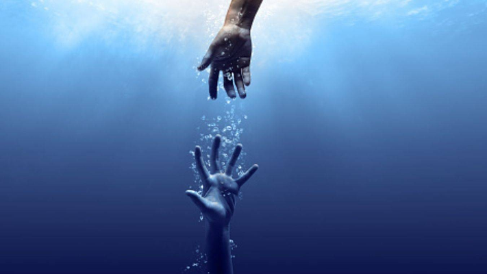 قفزت في البحر لتنقذ ابنتها .. فغرقتا معا