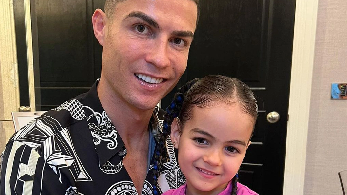 ابنة رونالدو ترتدي قميص محمد صلاح مع كعب عال