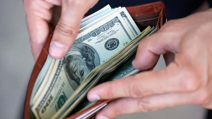 ابتسم له الحظ .. خطأ مالي مرعب يحول راتب موظف إلى ثروة ضخمة!