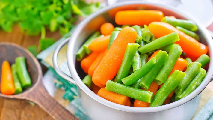 ما الأفضل للجسم، الخضروات النيئة أم المطهوة؟