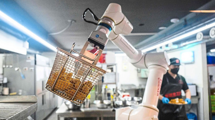 روبوت يقلي الدجاج بطريقة شهية ومُتقنة أفضل من البشر!