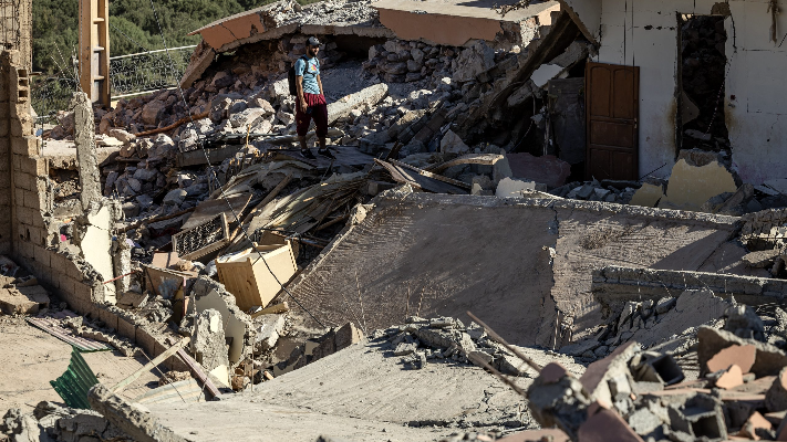 "قابلة شجاعة" نجت من الموت وولدت سيدتين في زلزال المغرب