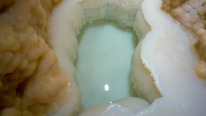 مدهش .. اكتشاف بركة "مليئة بالحليب" في كهف تحت الأرض! - صور