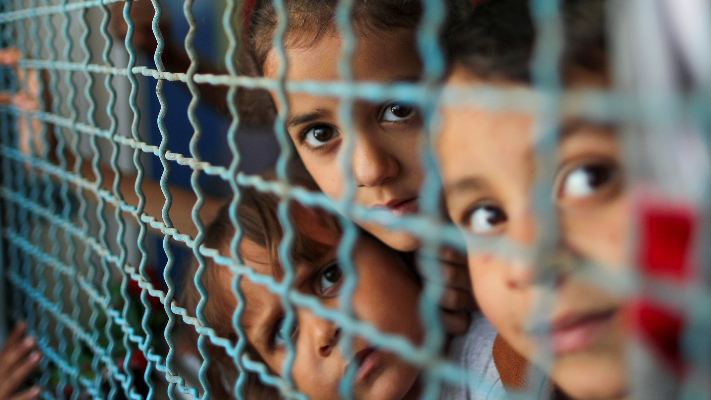 شاب مصري يُبادر بإقامة مدرسة أونلاين لتعليم أطفال غزة في ظل الحرب